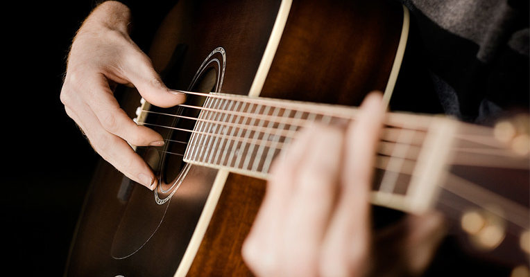 Как выбрать акустическую гитару | zhenskajakrasota.ru